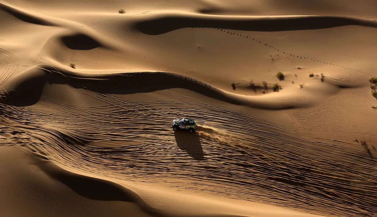 Peserta Silkway Rally saat melintasi Gurun Gobi wilayah Mongolia (21/7). Gurun terbesar di Asia ini sangat menakjubkan ketika dilihat dari udara. (AFP PHOTO / PATRICK BAZ)