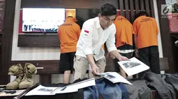 Petugas menyiapkan barang bukti terkait kasus persekusi maut terhadap Abi Qowi Suparto di Polda Metro Jaya, Jakarta (10/9). Abi tewas setelah dipersekusi para pegawai sebuah toko vape setelah dituduh mencuri. (Liputan6.com/Helmi Afandi)