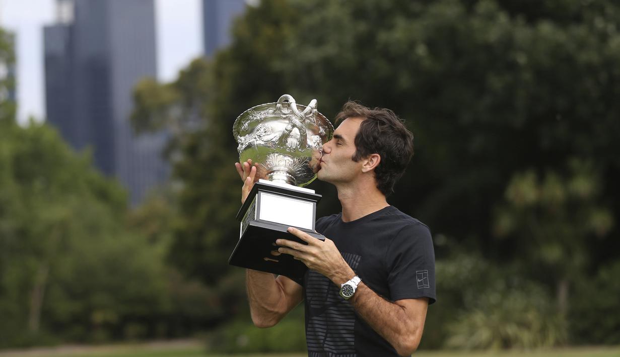 Selain trofi yang diterima Roger Federer pun menerima uang sebagai hadiah pemenang pertama sebesar empat juta dolar Australia. (AP/Dita Alangkara)