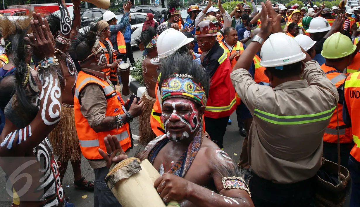 Ratusan karyawan PT Freeport Indonesia (FI) bernyanyi serta menari saat berunjuk rasa di depan Kementerian Energi dan Sumber Daya Mineral (ESDM) Jakarta, Selasa (7/3). (Liputan6.com/Johan Tallo)