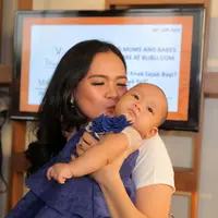 Anak kedua pesinetron Shezy Idris, Keisha Adeeva Ghania telah mulai sadar kamera meski baru berusia lima bulan. Terlihat dari beberapa foto yang diunggah Shezy melalui akun Instagramnya. (Andy Masela/Bintang.com)