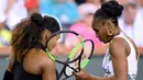 Venus Williams (kanan) saat pertandingan melawan adiknya Serena Williams dalam turnamen BNP Paribas Open di Indian Wells Tennis Garden, California (12/3). (Harry How / Getty Images / AFP)