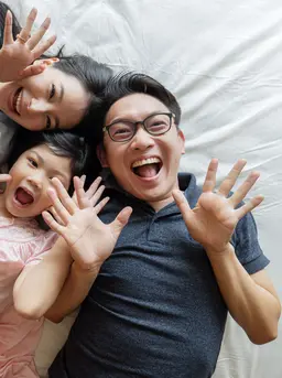 Kenali beberapa ciri orangtua yang disukai oleh anak. (foto: lifestylememory/freepik)