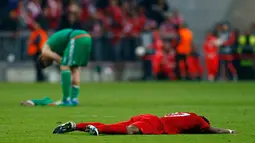 Bek Muenchen, David Alaba tergeletak di tengah lapangan usai pertandingan melawan Atletico Madrid di semifinal Liga Champions di Allianz Arena (4/5). Atletico melaju ke final dengan aggregat gol tandang. (Reuters/Ralph Orlowski)