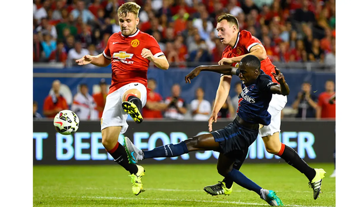 Pemain PSG, Blaise Matuidi dihadang pemain Manchester United Luke Shaw (kiri) dan Phil Jones (kanan) saat melepaskan tendangan pada laga International Champions Cup 2015 di Soldier Field, AS, Kamis (30/7) pagi WIB. (USA Today Sports/Reuters/Mike Di Novo)