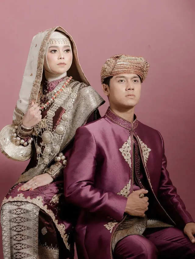 Umumkan Segera Menikah, Ini 5 Potret Rizky Billar dan Lesty Kejora Berbusana Minangkabau