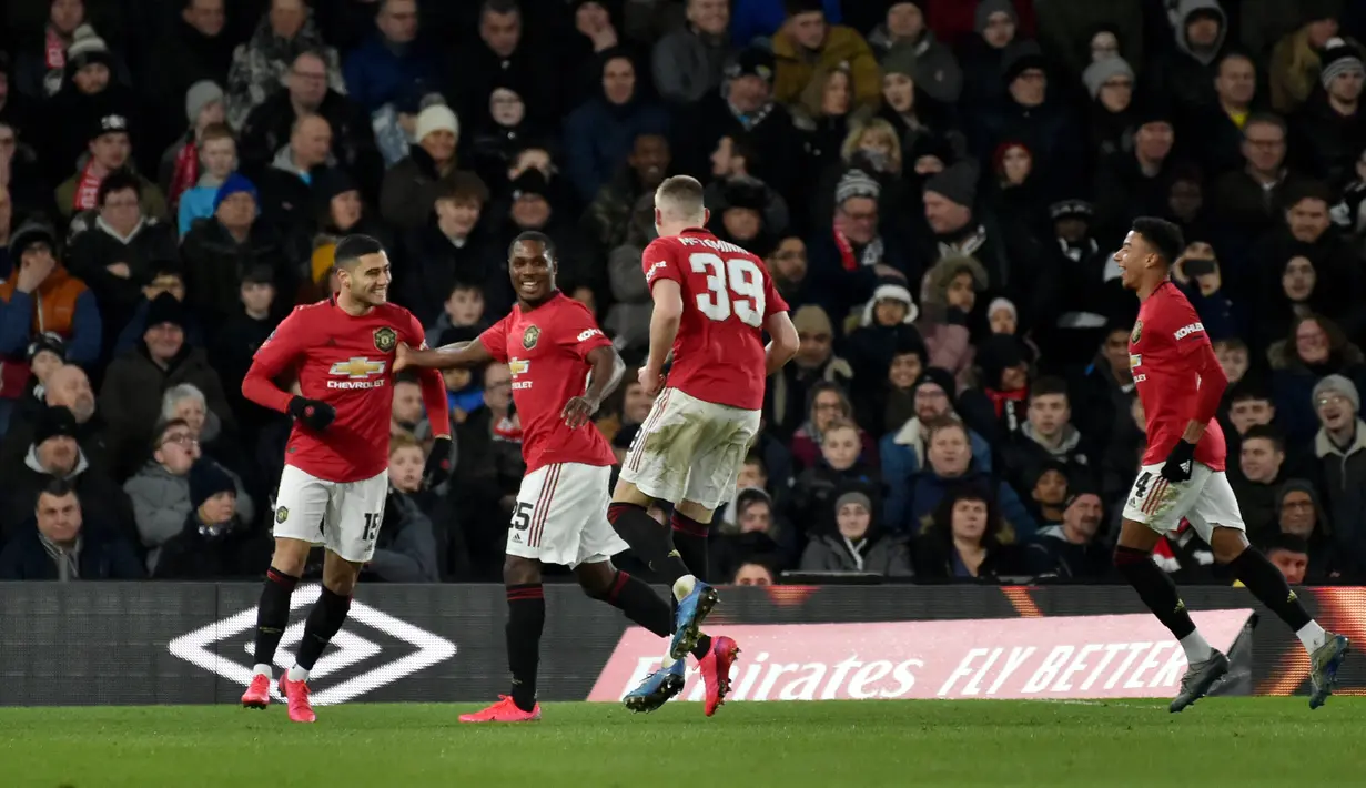 Pemain Manchester United Odion Ighalo (kedua kiri) melakukan selebrasi bersama rekan setimnya usai mencetak gol ke gawang Derby County pada pertandingan putaran kelima Piala FA di Pride Park, Derby, Inggris, Kamis (5/3/2020). Manchester United menang dengan skor 3-0. (AP Photo/Rui Vieira)