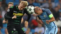 Bek Manchester City, Pablo Zabaleta, berebut bola dengan geladang Borussia M'Gladbach, Oscar Wendt. Pada laga ini City menggunakan formasi 4-1-4-1, sementara Gladbach memakai skema 3-4-1-2. (Reuters/Phil Noble)