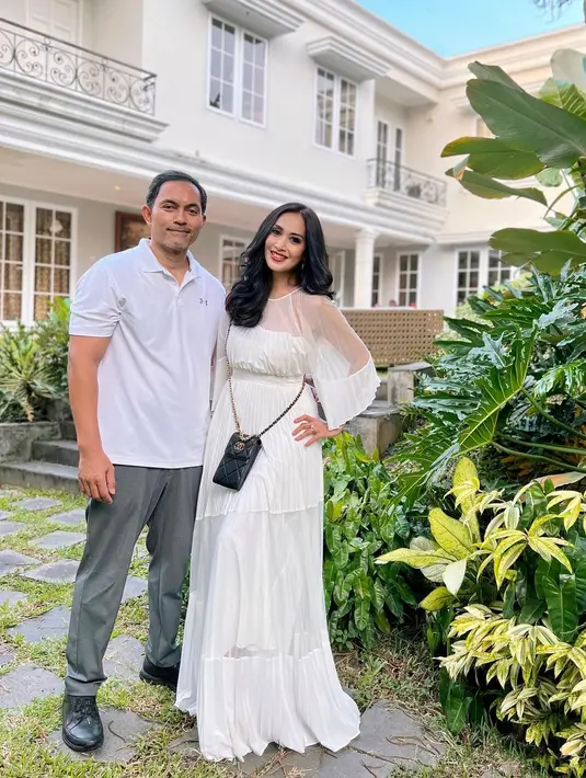 Potret keharmonisan Diah dan Anton setelah 33 tahun bersama. Pasangan suami istri yang selama ini jauh dari gosip itu masih terlihat kompak di momen ulang tahun sang suami. [Instagram/dps_diahpermatasari]