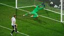 Pemain Jerman, Bastian Schweinsteiger, menaklukkan kiper Ukraina, Andriy Pyatov, saat mencetak gol kedua Jerman pada laga Grup C Piala Eropa 2016 di Stade Pierre-Mauroy, Senin (13/6/2016) dini hari WIB. (Reuters/Benoit Tessier)