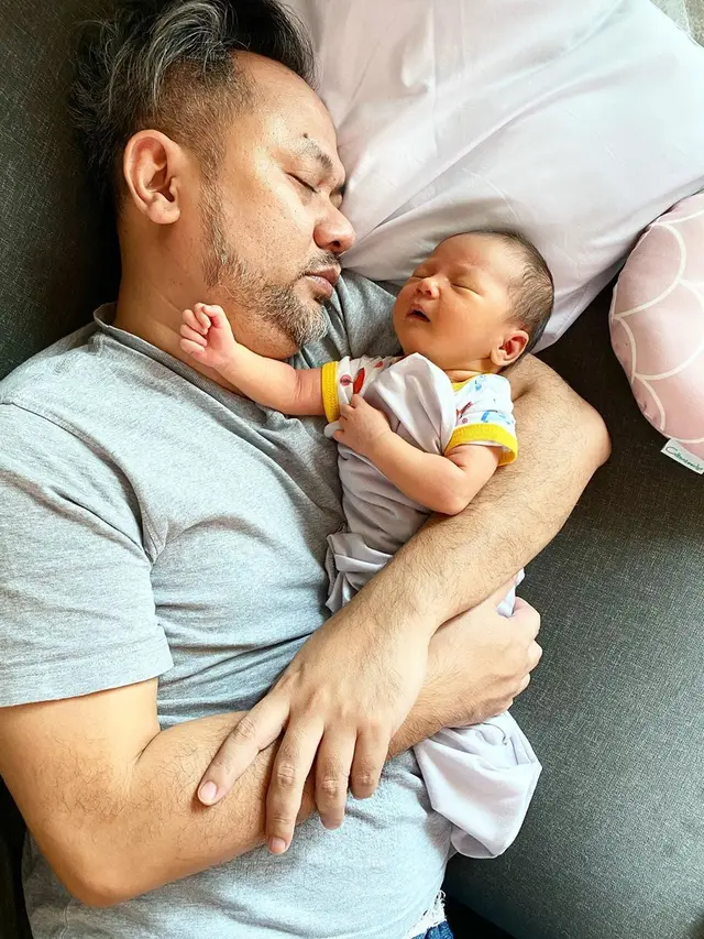 6 Potret Indra Brasco saat Momong Numa Anak Keempatnya, Penuh Kehangatan