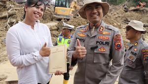 Brigadir Mei bantu ibu dan dua balita korban longsor. (Liputan6.com/Reza Efendi)