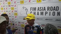 Senyum merekah dari Arai Agaska Dibani Laksana usai menjadi juara race kedua nomor UB150 di Asian Road Racing Championshp, Mandalika, Minggu (13/8/2023). (Bola.com/Hery Kurniawan)