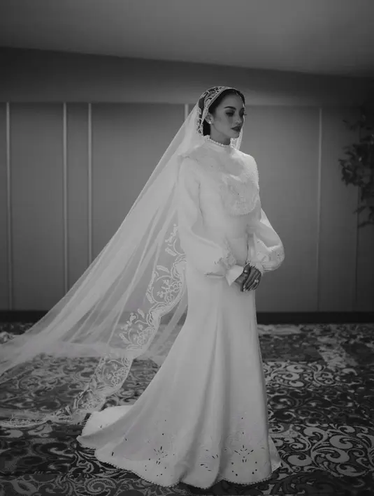 Saat menikah dengan Ibnu Jamil, Ririn Ekawati tampil elegan dibalut gaun putih vintage ala tahun 70-an rancangan Hian Tjen.  [Foto: IG/hiantjen].