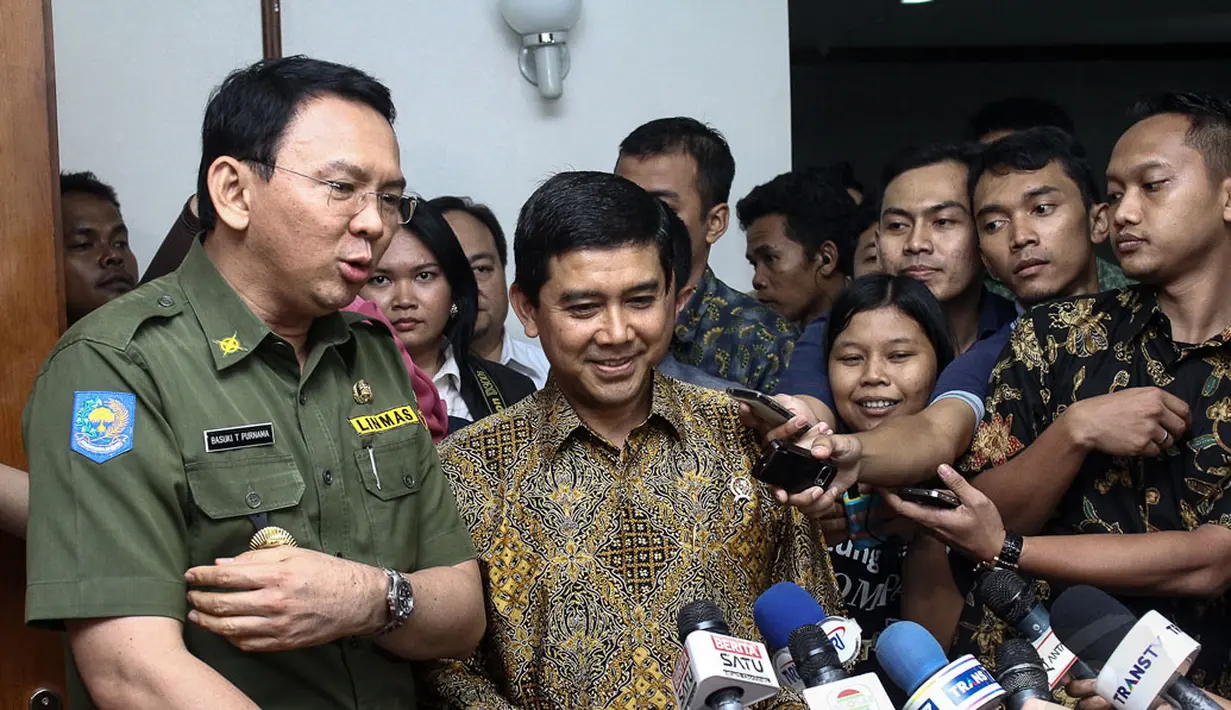 Usai pertemuan, Plt Gubernur DKI Jakarta, Basuki Tjahaja Purnama (kiri) bersama MenPAN-RB, Yuddy Chrisnandi memberikan sejumlah keterangan pada pewarta di Balai Kota Jakarta, Senin (3/11/2014). (Liputan6.com/Faizal Fanani)