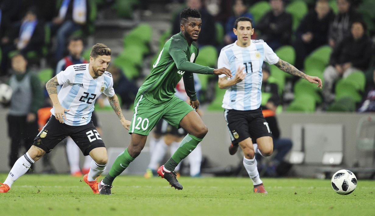 Bek Nigeria,Chidozie Awaziem, menggiring bola saat melawan Argentina pada laga persahabatan di Stadion FK Krasnodar, Rabu (15/11/2017). Argentina kalah 2-4 dari Nigeria. (AP/Sergey Pivovarov)