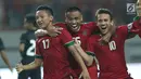 Pemain depan Indonesia U-19, Egy Maulana Vikri (kanan) ikut merayakan gol saat melawan Thailand U-19 di Stadion Wibawa Mukti, Cikarang, Minggu (8/10). Egy satu-satunya remaja Asia Tenggara yang masuk daftar 60 terbaik. (Liputan6.com/Helmi Fithriansyah)