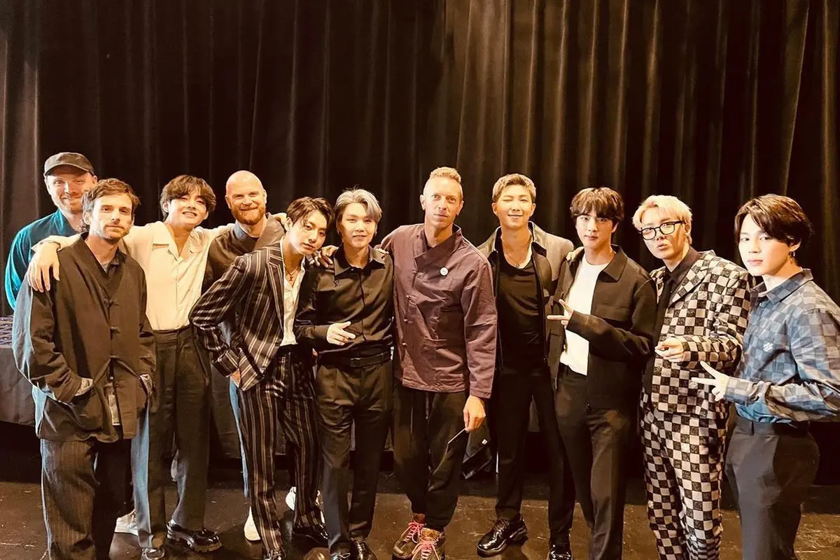 BTS berikan hadiah hanbok untuk Coldplay saat bertemu di New York/dok. Instagram Coldplay
