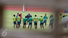 Pelatih Timnas Indonesia, Alfred Riedl (kaos merah) memberi arahan saat latihan jelang leg 1 Semifinal Piala AFF 2016 melawan Vietnam di Stadion Pakansari, Bogor, Selasa (29/11). Indonesia melakukan latihan tertutup. (Liputan6.com/Helmi Fithriansyah)