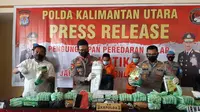 Kapolda Kaltara Irjen Pol Daniel Adityajaya didampingi Irwasda, Direktur Resnarkoba dan Kabid Humas Polda Kaltara saat rilis pengungkapan sabu, Jumat (18/02/2022).