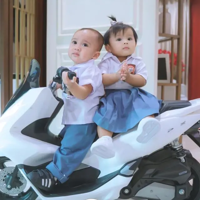 Rayyanza dan Ameena dalam balutan baju Sekolah Menengah Atas. (Foto: Instagram/raffinagita1717)