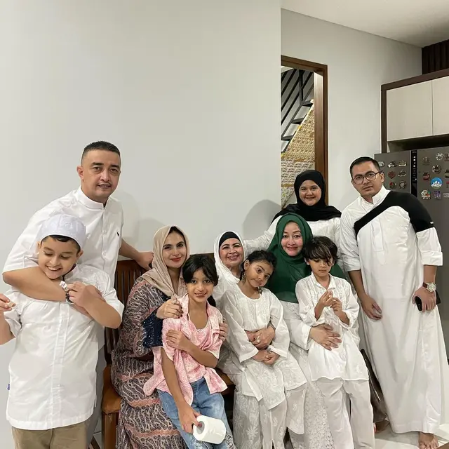 Dikabarkan Sudah Menikah Lagi, Ini 6 Potret Asha Shara dan Suami Baru