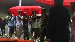 Sebagai bentuk penghargaan negara atas jasa dan pengabdian beliau selama menjabat sebagai menteri di berbagai kabinet, prosesi pemakaman Juwono Sudarsono dilakukan dengan tata cara militer lengkap. Tampak dalam foto, suasana prosesi pemakaman mantan Menteri Pertahanan, Juwono Sudarsono, di Taman Makam Pahlawan Nasional (TMPN), Kalibata, Jakarta, Minggu (29/3/2026). (merdeka.com/Arie Basuki)