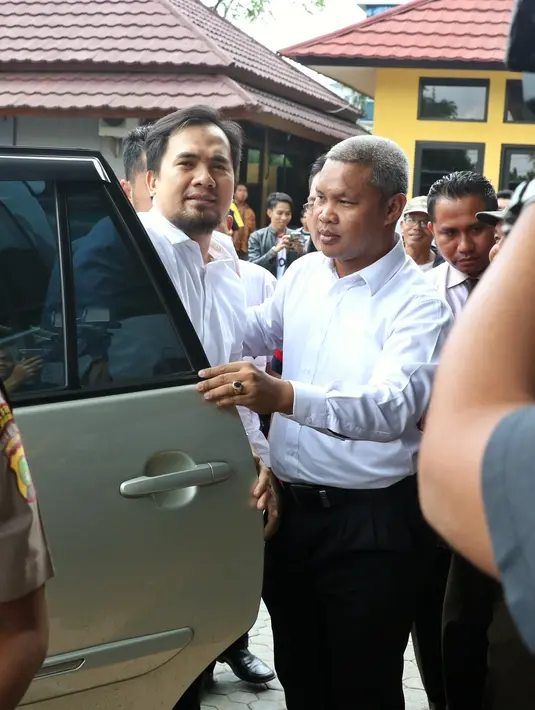 "Sore ini dibawa ke Cipinang. Di sini untuk urusan form khusus tahap 2, sesuai hukum acara. Berkas, barbuk dan tersangka dipindahkan," ujar Nazarudin Lubis, kuasa hukum Saipul Jamil, Senin (4/4/2016). (Adrian Putra/Bintang.com)