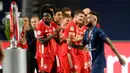 Striker Paris Saint-Germain, Neymar, tampak sedih usai ditaklukkan Bayern Munchen pada laga final di Stadion The Luz, Portugal, Senin (24/8/2020). Kekalahan ini membuat PSG gagal meraih gelar Liga Champions pertamanya. (AFP/Lluis Gene,Pool)