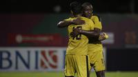 Striker Bhayangkara FC, Herman Dzumafo, memeluk Jajang Mulyana usai mengalahkan Persipura Jayapura pada laga Liga 1 di Stadion PTIK, Jakarta, Senin (18/11). Bhayangkara menang 2-0 atas Persipura. (Bola.com/Vitalis Yogi Trisna)