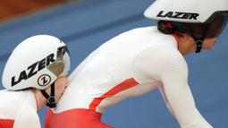 Pembalap sepeda Inggris, Sophie Unwin (kiri) menyandarkan kepalanya di punggung Goergia Holt saat bersiap untuk bertanding di parasport sepeda putri 1000 meter time trial tandem B final pada hari ketiga Commonwealth Games di Lee Valley VeloPark, London timur pada 31 Juli 2022. (AFP/Adrian Dennis)