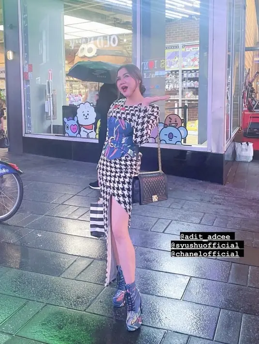 Tak ketinggalan Vicky Shu pun hadir di acara fashion Erigo. Ia tampil mengenakan slit dress bodycon motif houndstooth, dipadukan tas hitam Chanel dan sepatu biru heels bertali. @vickyshu