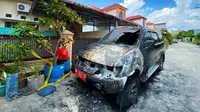 Mobil dinas Kepala Pengamanan Lapas Pekanbaru yang dibakar oleh orang tak dikenal. (Liputan6.com/M Syukur)