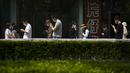 <p>Orang-orang antre tes COVID-19 di tempat pengujian virus corona di Beijing, Kamis (19/5/2022). Sebagian wilayah Beijing menghentikan pengujian massal harian yang telah dilakukan beberapa minggu terakhir, tetapi banyak tempat pengujian tetap sibuk karena syarat tes negatif COVID-19 dalam 48 jam terakhir untuk memasuki beberapa bangunan di ibu kota China. (AP Photo/Mark Schiefelbein)</p>