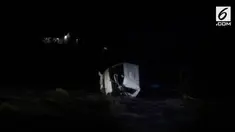 Lahar Dingin Gunung Semeru tiba-tiba menyeret sebuah truk puluhan meter.