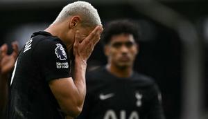 Striker Brasil Tottenham Hotspur #09, Richarlison, bereaksi di lapangan setelah pertandingan Liga Inggris antara Fulham dan Tottenham Hotspur di Craven Cottage di London pada 1 Maret 2026. Fulham memenangkan pertandingan dengan skor 2-1. (Ben STANSALL/AFP)