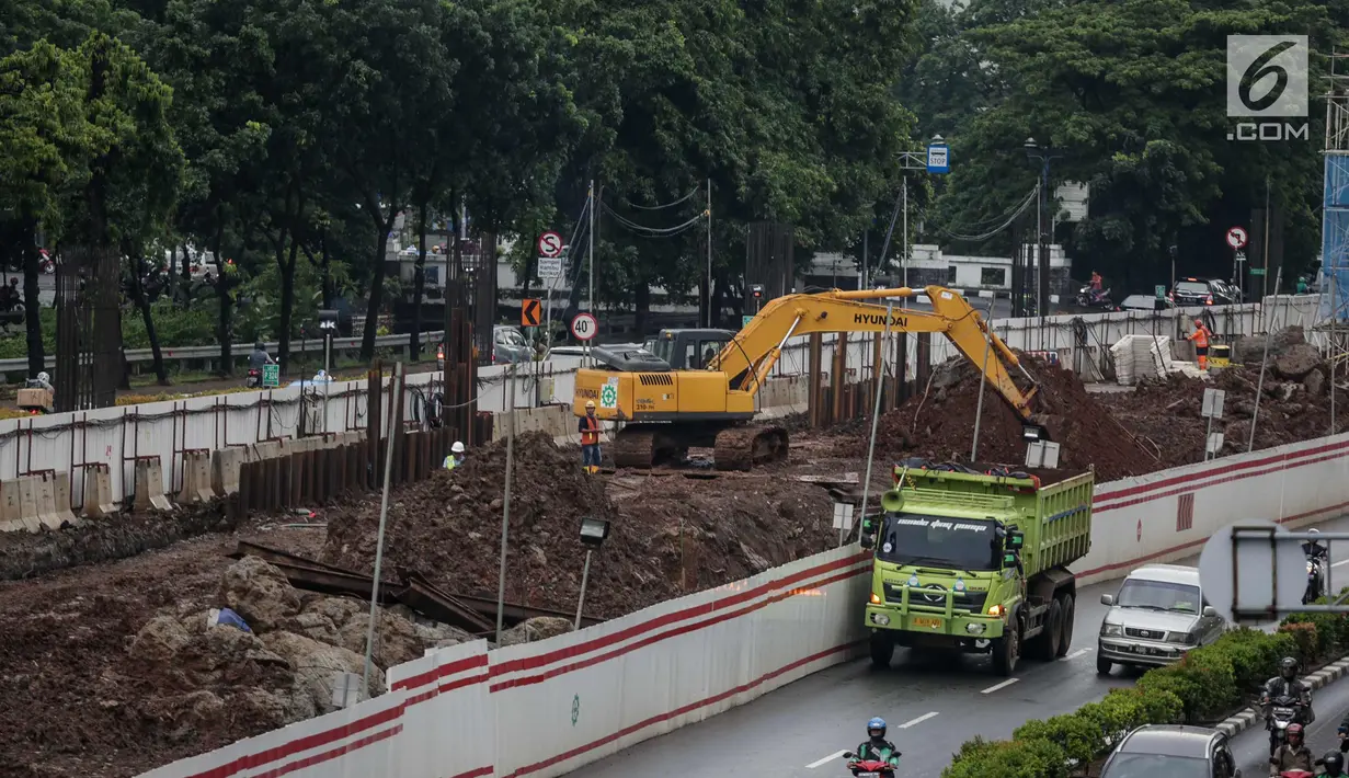 Pekerja mengerjakan pembangunan proyek kereta ringan LRT di Jalan HR Rasuna Said, Kuningan, Jakarta, Rabu (20/12). Proyek yang saat ini dalam proses pemasangan tiang tersebut ditargetkan selesai Desember 2018. (Liputan6.com/Faizal Fanani)