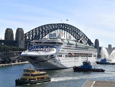 Pacific Explorer berlabuh di terminal penumpang luar negeri di Pelabuhan Sydney ketika otoritas Australia mencabut larangan kapal pesiar setelah relaksasi pembatasan Covid 19, Senin (18/4/2022). Australia mencabut larangan masuk untuk kapal pesiar internasional, mulai 17 April 2022. (SAEED KHAN/AFP)
