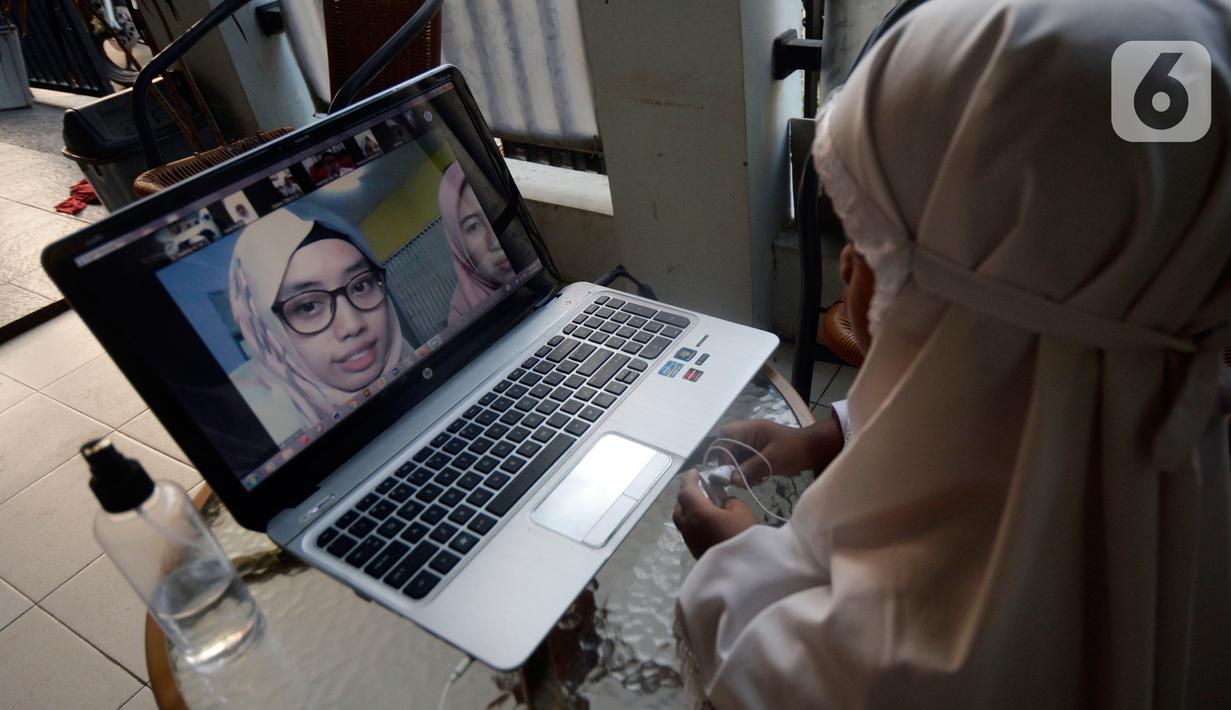 Fatma Azaidah, Kelas 2 SDIT As Salamah sedang mengikuti pembelajaran zoom atau online hari pertama masuk ajaran baru 2020/2021 di rumah di kawasan Pondok Benda, Pamulang, Tangerang Selatan, Banten, Senin (13/7/2020). (merdeka.com/Dwi Narwoko)