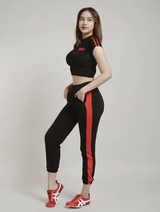 Tak hanya ketika berolahraga, di beberapa kesempatan Anya Geraldine tampil sporty. Seperti saat jalani pemotretan ini, wanita 27 tahun ini tampil stylish dengan busana sporty lengkap memakai sneakers.(Liputan6.comm/IG/@anyageraldine)