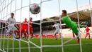 Bek Bayern Munchen, Benjamin Pavard, mencetak gol ke gawang Union Berlin pada laga Bundesliga  di Alte Foersterei, Minggu (17/5/2020). Bayern Munchen menang 2-0 atas Union Berlin. (AFP/Hannibal Hanschke)