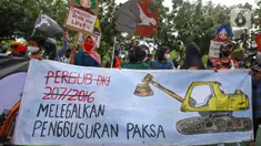 Sejumlah massa Koalisi Rakyat Menolak Penggusuran (KRMP) melakukan aksi di depan Balai Kota DKI Jakarta, Kamis (24/2/2022). Massa menuntut Gubernur DKI untuk mencabut Pergub No 207 Tahun 2016 tentang Penerbitan Pemakaian atau Penguasaan Tanah Tanpa Izin Yang Berhak. (Liputan6.com/Herman Zakharia)