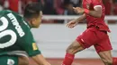 Pemain belakang timnas Indonesia, Yakob Sayuri (kanan) berusaha mengecoh Kittipong Phoothawchuek (Thailand) pada lanjutan kualifikasi Grup A Piala AFF 2022 di Stadion Utama Gelora Bung Karno, Jakarta, Kamis (29/12/2022). Laga berakhir imbang 1-1. (Liputan6.com/Helmi Fithriansyah)