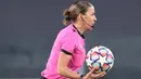Ada Sosok seorang wanita mengenakan baju pink ikut berlari bersama para pemain di lapangan. (Photo by Vincenzo PINTO / AFP)