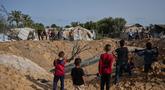 Warga Palestina memeriksa kerusakan akibat serangan Israel di Khan Younis, Jalur Gaza selatan, Selasa 19 Mei 2026. (AP Photo/Abdel Kareem Hana)