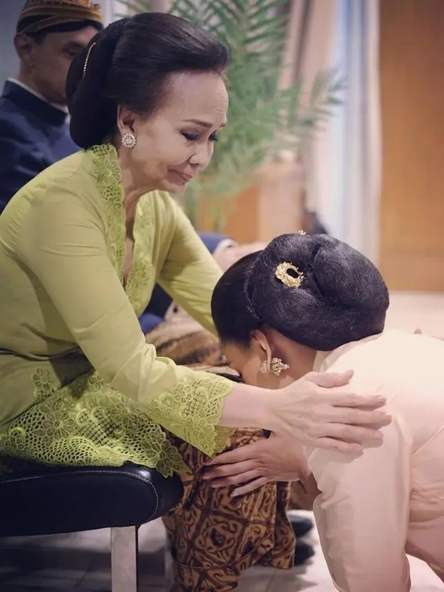 Adinia Wirasti sungkem