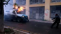 Pengunjuk rasa bentrok dengan polisi saat unjuk rasa memperingati 50 tahun kudeta militer tahun 1973 yang dipimpin oleh Jenderal Augusto Pinochet di Pemakaman Umum di Santiago, Chile, Minggu (10/9/2023). (AP Photo/Luis Hidalgo)