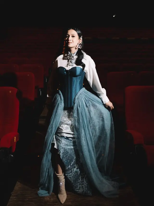 Dea Annisa Bernuansa Wastra saat Gala Premier Film Horor Terbaru. [@deaaannisa]