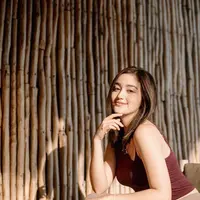 Menginjak usia baru, aktris yang memulai karier sejak tahun 2006 ini mengubah gaya rambutnya menjadi lebih pendek. (Instagram/rantymaria).