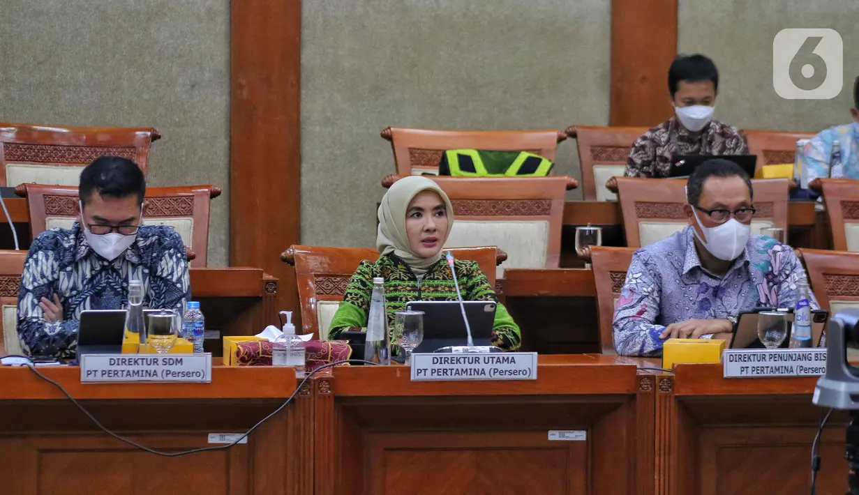 Direktur Utama PT Pertamina (Persero) Nicke Widyawati mengikuti rapat dengar pendapat  dengan Komisi VI DPR di kompleks Parlemen, Senayan, Jakarta, Kamis (8/9/2022). Rapat tersebut perkembangan terkini soal kenaikan harga BBM bersubsidi, produksi atau lifting minyak, pengolahan minyak, serta kapasitas kilang minyak. (Liputan6.com/Angga Yuniar)